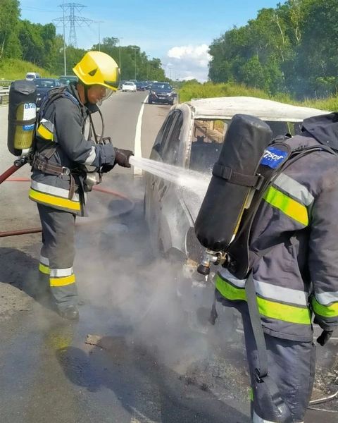 KEBAKARAN KERETA BERLAKU DI KM 73 LEBUHRAYA MUARA-TUTONG 3.jpg