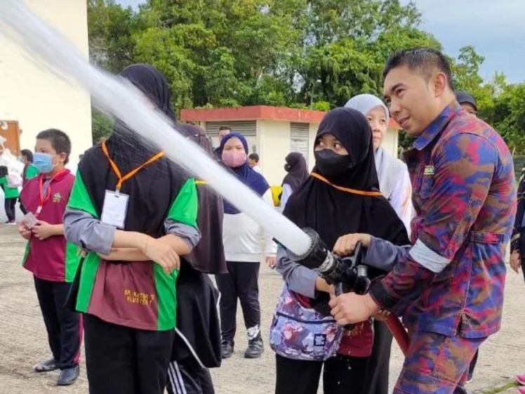 LAWATAN SAMBIL BELAJAR KE BALAI BOMBA JERUDONG DARIPADA SEKOLAH UGAMA KATOK B 1.jpg