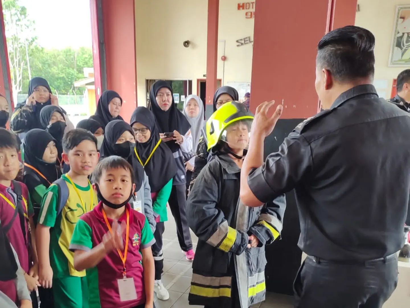 LAWATAN SAMBIL BELAJAR KE BALAI BOMBA JERUDONG DARIPADA SEKOLAH UGAMA KATOK B 2.jpg