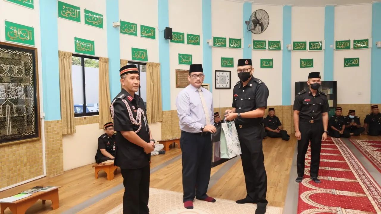 MAJLIS MERAIKAN SAUDARA BARU BAGI ANGGOTA JABATAN BOMBA DAN PENYELAMAT 2.jpg