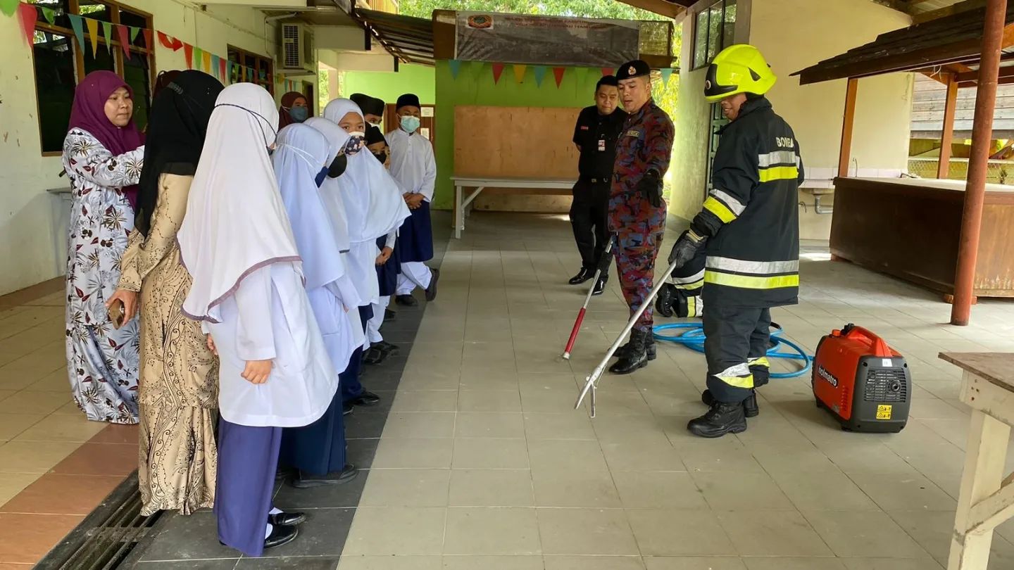 SEKOLAH UGAMA SENUKOH DAERAH TEMBURONG MENGIKUTI TAKLIMAT KESELAMATAN KEBAKARAN 1.jpg