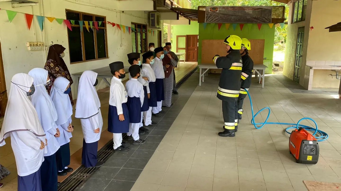 SEKOLAH UGAMA SENUKOH DAERAH TEMBURONG MENGIKUTI TAKLIMAT KESELAMATAN KEBAKARAN 2.jpg
