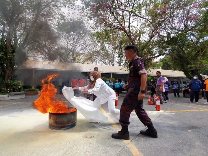 SERAMAI 64 ORANG WARGA SEKOLAH ST. GEORGE MENGIKUTI TAKLIMAT KESELAMATAN KEBAKARAN 1.jpg