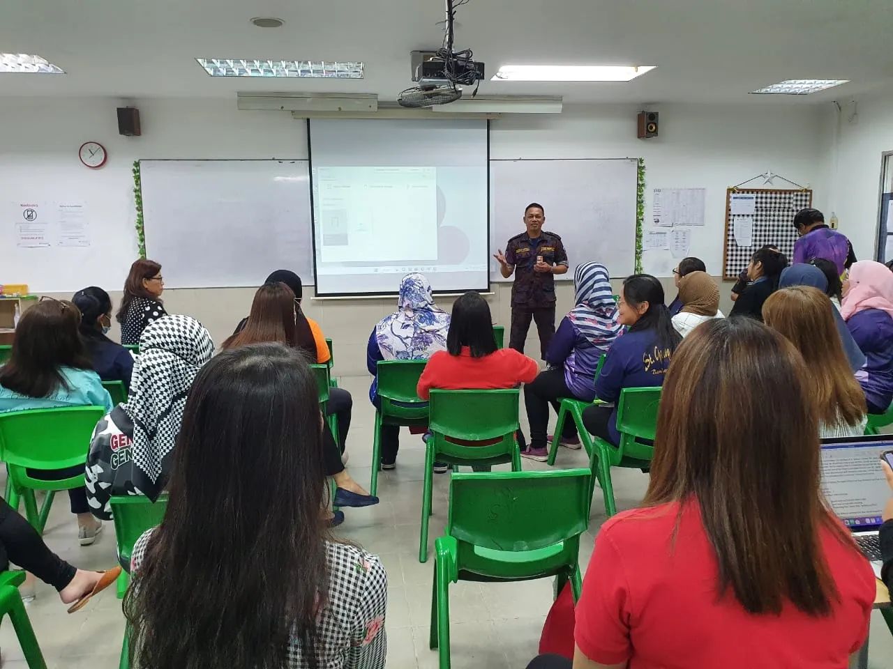 SERAMAI 64 ORANG WARGA SEKOLAH ST. GEORGE MENGIKUTI TAKLIMAT KESELAMATAN KEBAKARAN 3.jpg