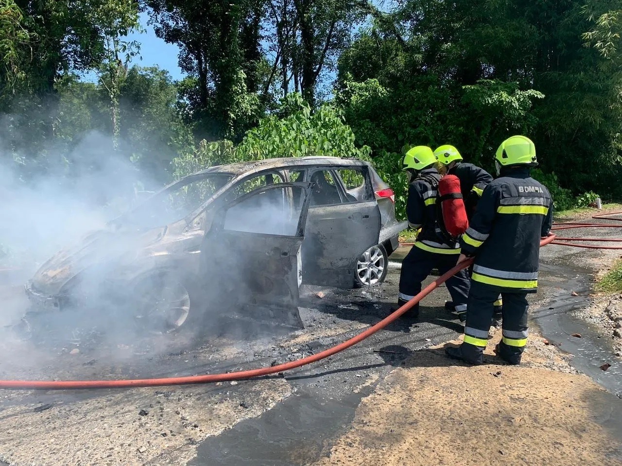 ANGGOTA BOMBA BERJAYA MEMADAMKAN KEBAKARAN KERETA DI KAWASAN KAMPUNG SELAYUN SENGKURONG 1.jpg