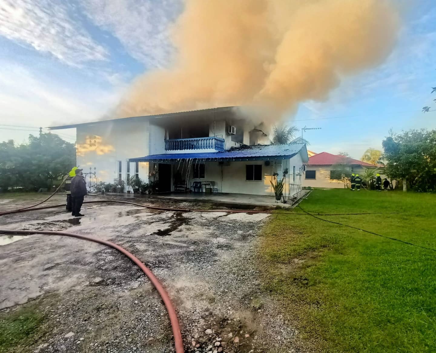 ANGGOTA BOMBA MEMADAM KEBAKARAN RUMAH OPERASI A 1.jpg