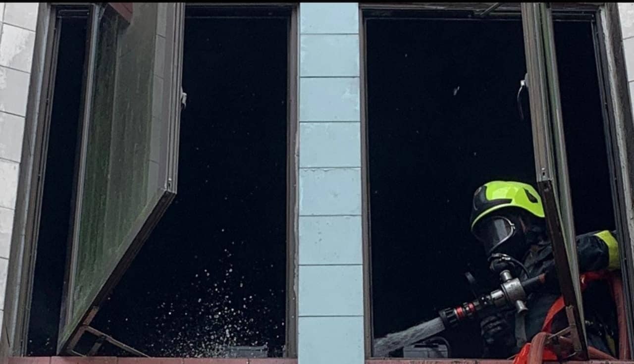 KEBAKARAN BANGUNAN BERJAYA DIPADAMKAN OLEH ANGGOTA BOMBA 1.jpg