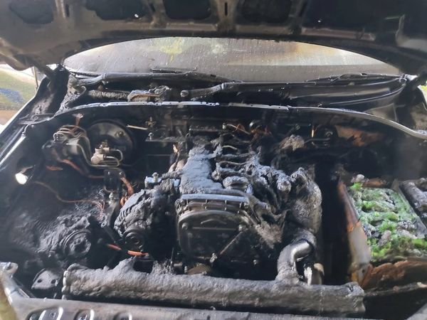 KEBAKARAN KERETA BERJAYA DIPADAMKAN OLEH PENGHUNI RUMAH 1.jpg