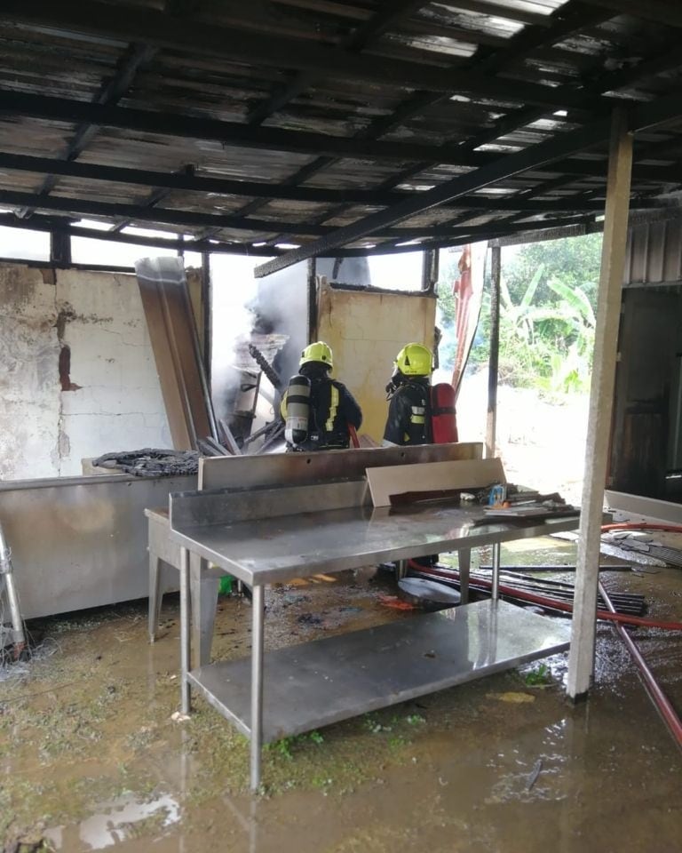 KEBAKARAN STOR DI KG BUKIT BUNGA, JERUDONG BERJAYA DIPADAMKAN OLEH ANGGOTA BOMBA 2.jpg