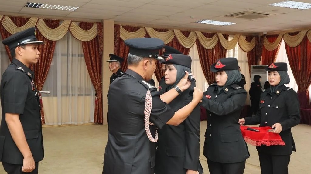 MAJLIS PENYAMPAIAN TANDA PANGKAT PENOLONG PEGAWAI BALAI DAN AHLI BOMBA KANAN 2.jpg