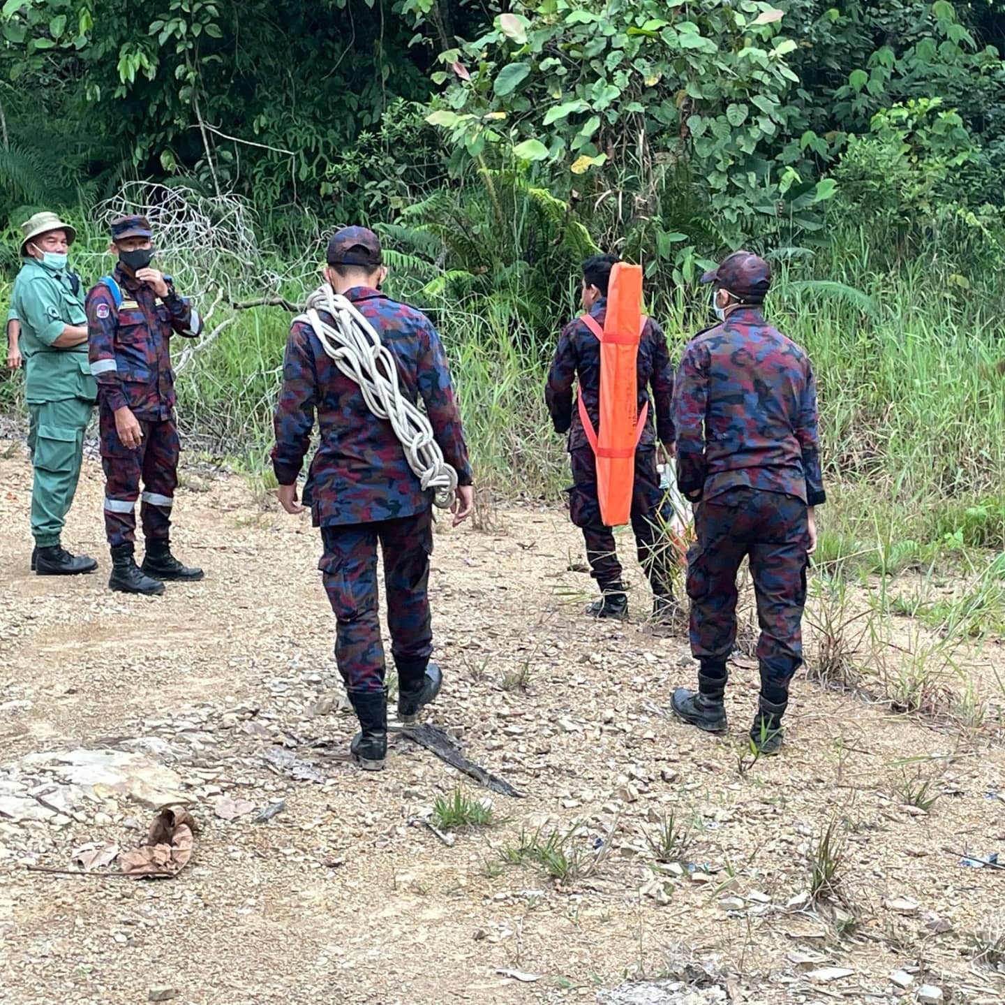MENCARI DAN MENYELAMAT ORANG SESAT DI HUTAN SUNGAI MERAGANG MUKIM LABU 2.jpg