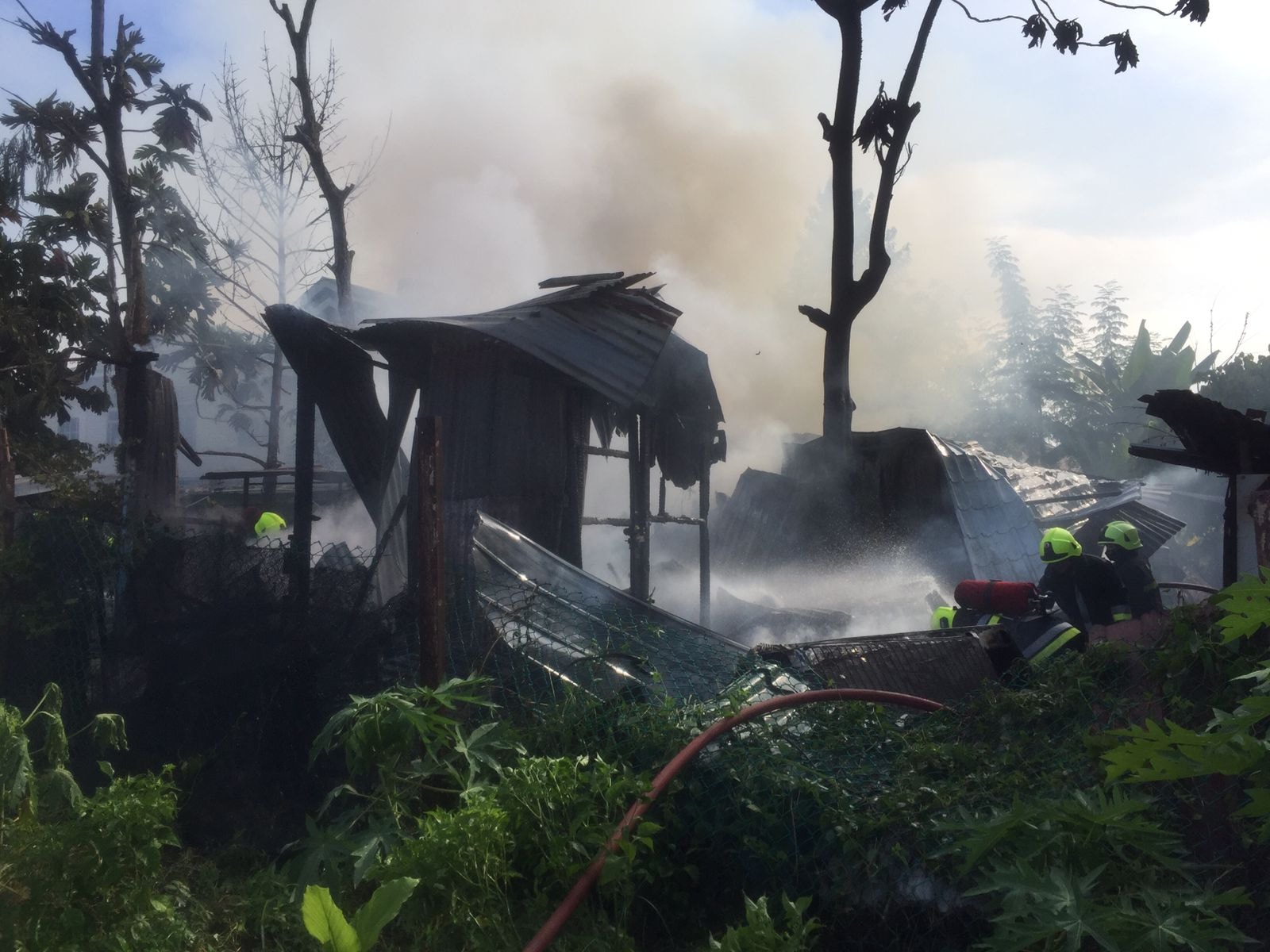 SEBUAH RUMAH TERBAKAR KESELURUHAN 1.jpg