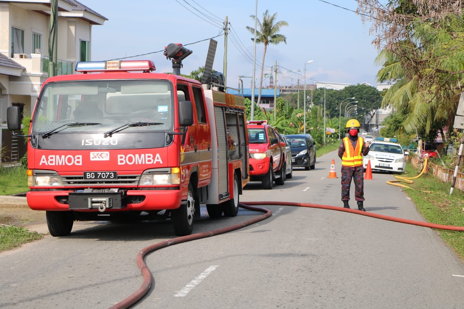 SEBUAH RUMAH TERBAKAR KESELURUHAN 3.jpg