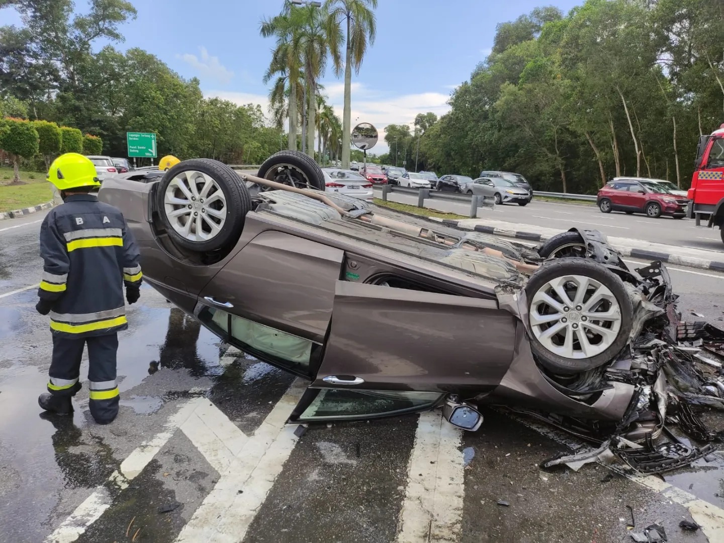 INSIDEN KEMALANGAN KERETA MELIBATKAN KEBAKARAN 3.jpg