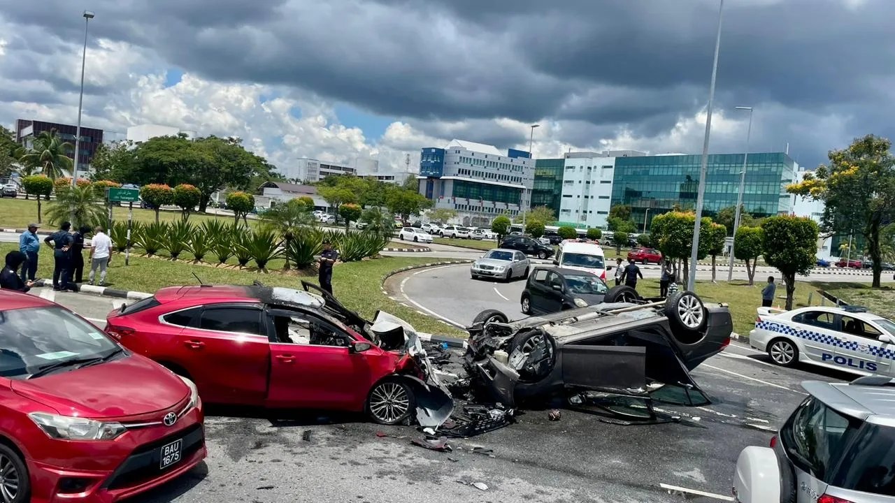 INSIDEN KEMALANGAN KERETA MELIBATKAN KEBAKARAN.jpg