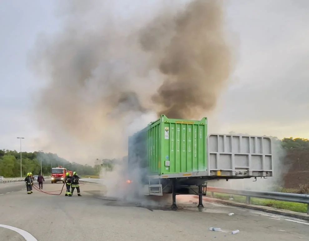 KEBAKARAN KENDERAAN DI LEBUH RAYA  MUARA - TUTONG (berdekatan kawasan Lugu) 1.jpg