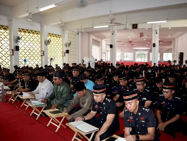 MAJLIS MEMBACA SURAH YASSIN DAN TAHLIL DI KUBAH MAKAM DIRAJA  1.jpg