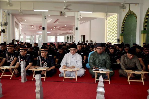 MAJLIS MEMBACA SURAH YASSIN DAN TAHLIL DI KUBAH MAKAM DIRAJA.jpg