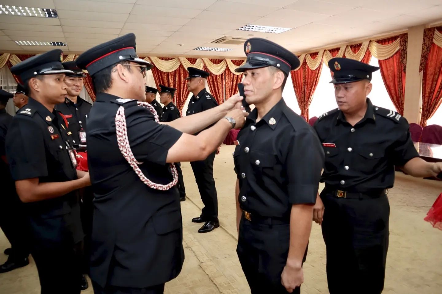 MAJLIS PENYAMPAIAN TANDA PANGKAT BAGI JAWATAN PENOLONG PEGAWAI BALAI 1.jpg