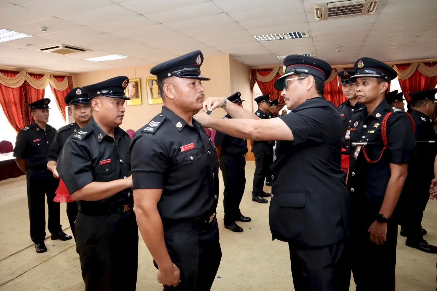 MAJLIS PENYAMPAIAN TANDA PANGKAT BAGI JAWATAN PENOLONG PEGAWAI BALAI 2.jpg