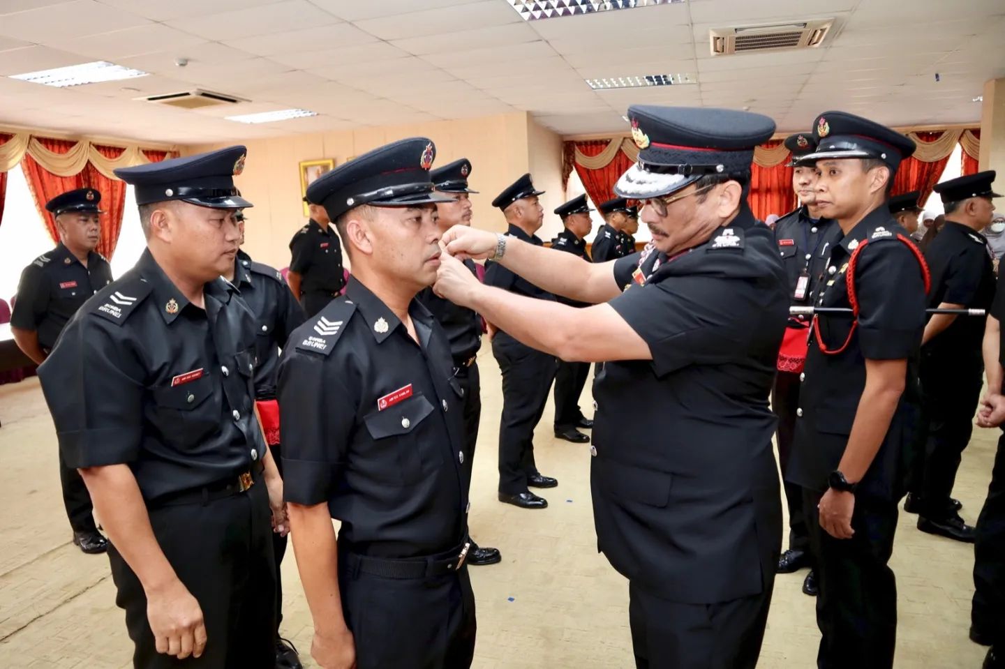 MAJLIS PENYAMPAIAN TANDA PANGKAT BAGI JAWATAN PENOLONG PEGAWAI BALAI 3.jpg