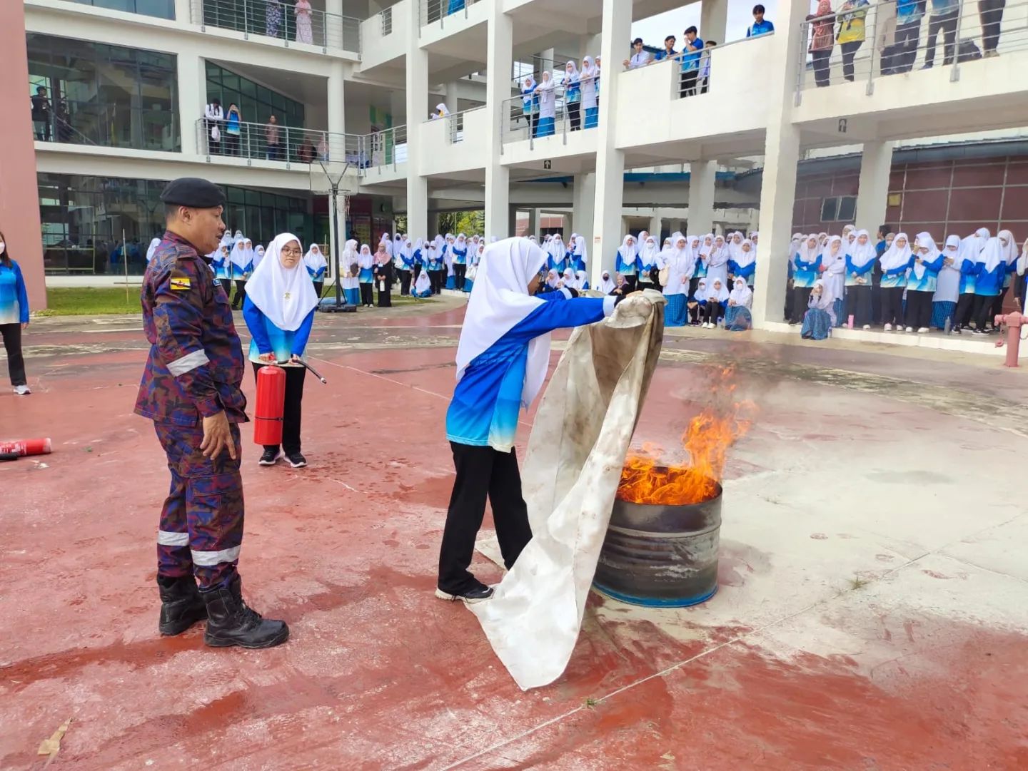 SERAMAI 589 ORANG WARGA PUSAT TINGKATAN ENAM SENGKURONG MENGIKUTI TAKLIMAT KESELAMATAN KEBAKARAN 2.jpg